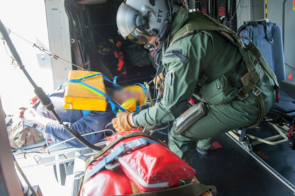 L'hélicoptère Cayman Marine NH90,de la flottille 33F de la base d' aéronautique navale de Lanvéoc Poulmic, à effectué une évacuation médicale afin d'évacucuer un marin pêcheur accidenté sur le fileyeur "ND de KERIZINEN II", dans le le cap 252 de Lanvéoc Poulmic ceci à 112 nautiques des côtes Bretonnes le 19 Avril 2016.