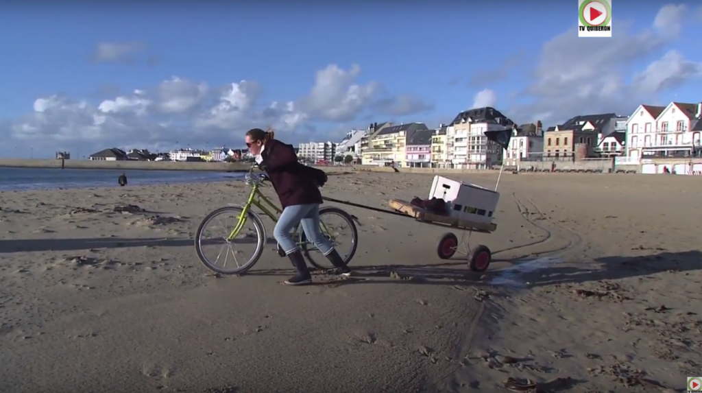 Quiberon Elodie chasse les dechets des plages