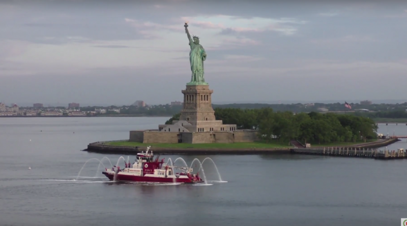 Queen-Mary 2 Arrives in New-York-City - NYC Brittany TV