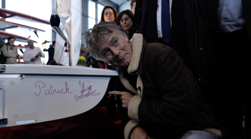 Brest: Franck Dubosc baptise le voilier "Patrick " - Bretagne Télé