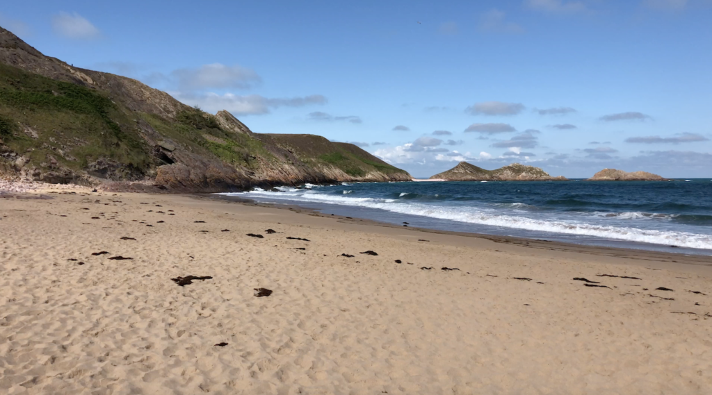 Erquy: La Plage Naturiste du Lourtuais - Bretagne Télé