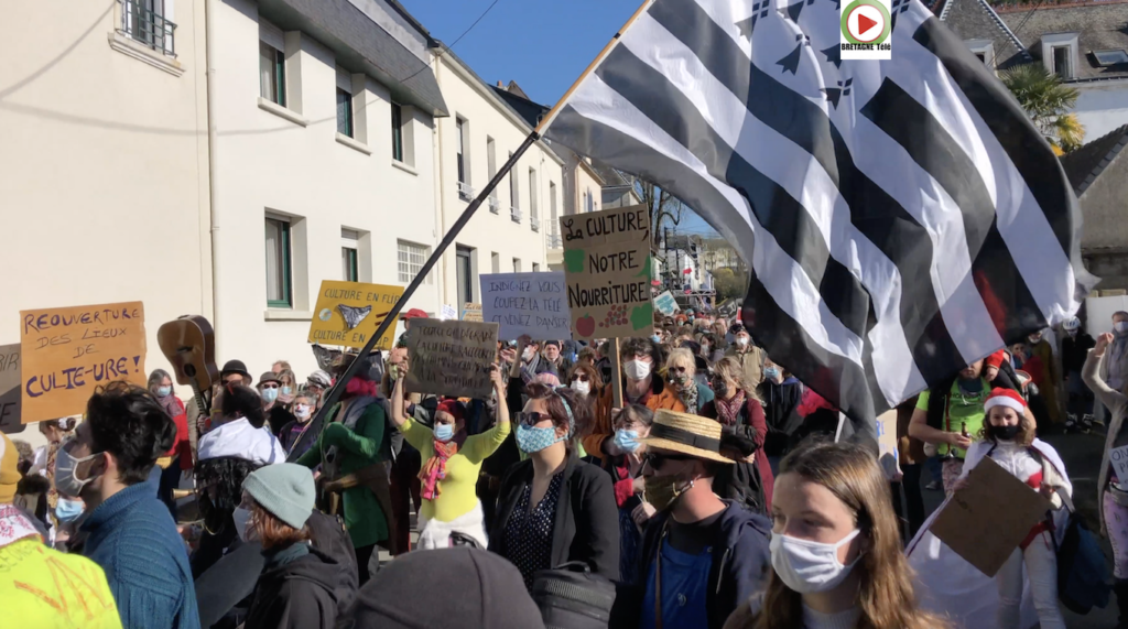 Pontivy | La manif des Saltimbanques - Bretagne Télé