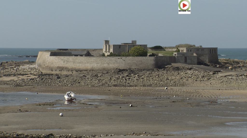 Ploemeur | Le Fort Bloqué à marée basse - Bretagne Télé
