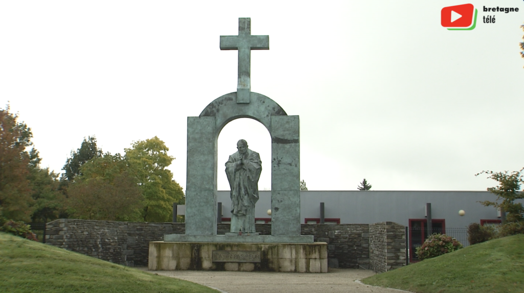 Ploërmel | La statue de Jean-Paul II - Bretagne Télé