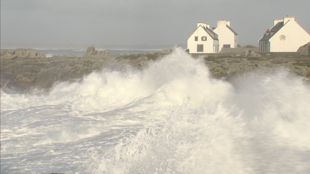 Penmarc'h | Les Vagues se déchainent à Saint-Guénolé | Bretagne Télé