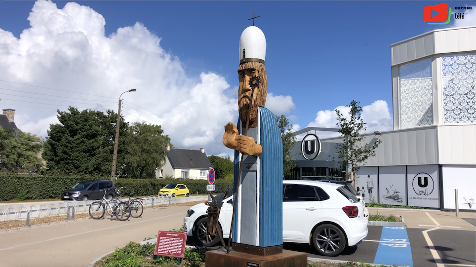Carnac | La statue de Saint-Cornély au Super U | Carnac Télé
