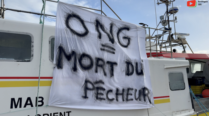 Lorient | Les Chalutiers cloués un mois à Quai | Bretagne Télé