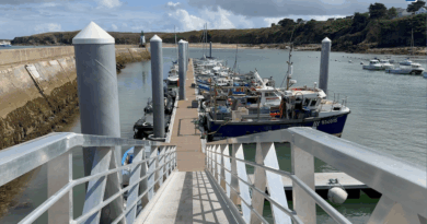 Île de Houat | Un Ponton au Port, c'est Confort | Île de Houat TV