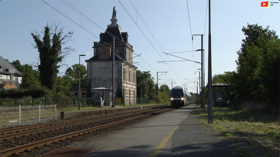 Pluneret | Statue de Sainte-Anne sur le Toit de la Gare | Bretagne Télé