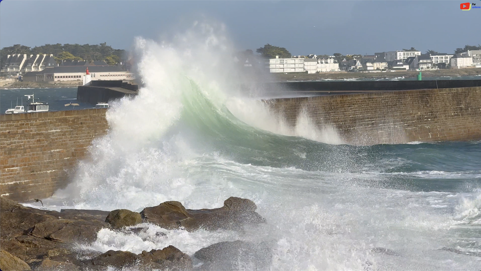Quiberon | Explosion de Vagues Folles sur la Digue | TV Quiberon 24/7
