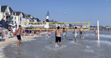 Quiberon | Ils Jouent au Beach-Volley dans l'Océan | TV Quiberon 24/7