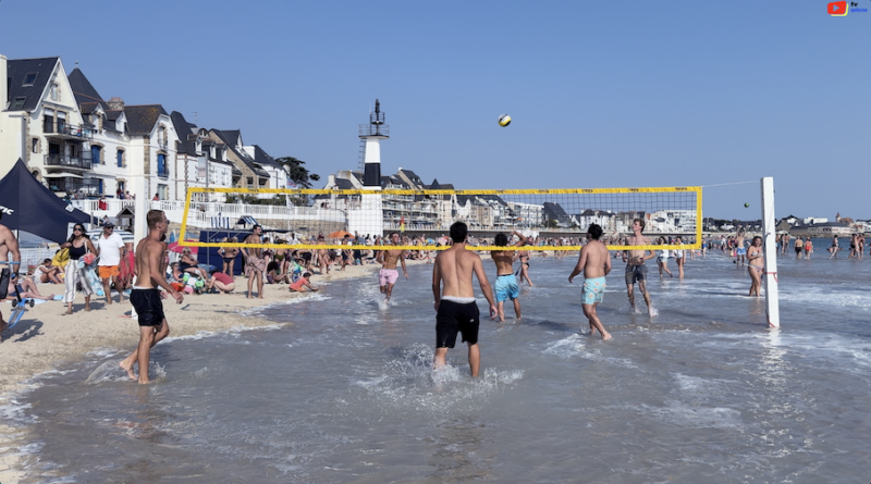 Quiberon | Ils Jouent au Beach-Volley dans l'Océan | TV Quiberon 24/7